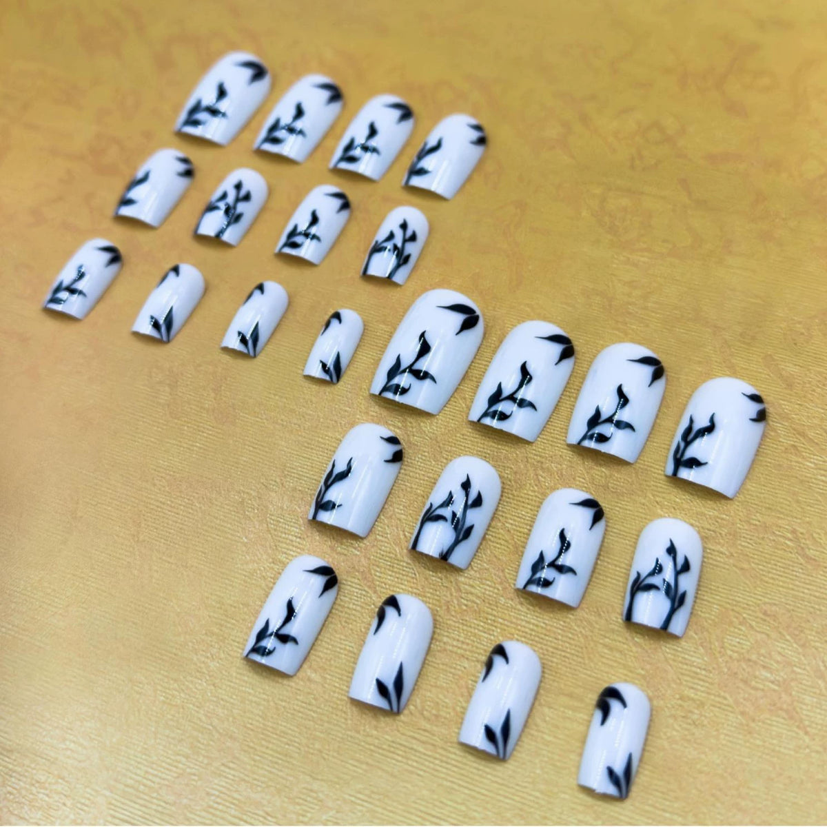 Faux Ongles Blanc avec Fleurs Noires – 12 Capsules + Kit de Pose Inclus