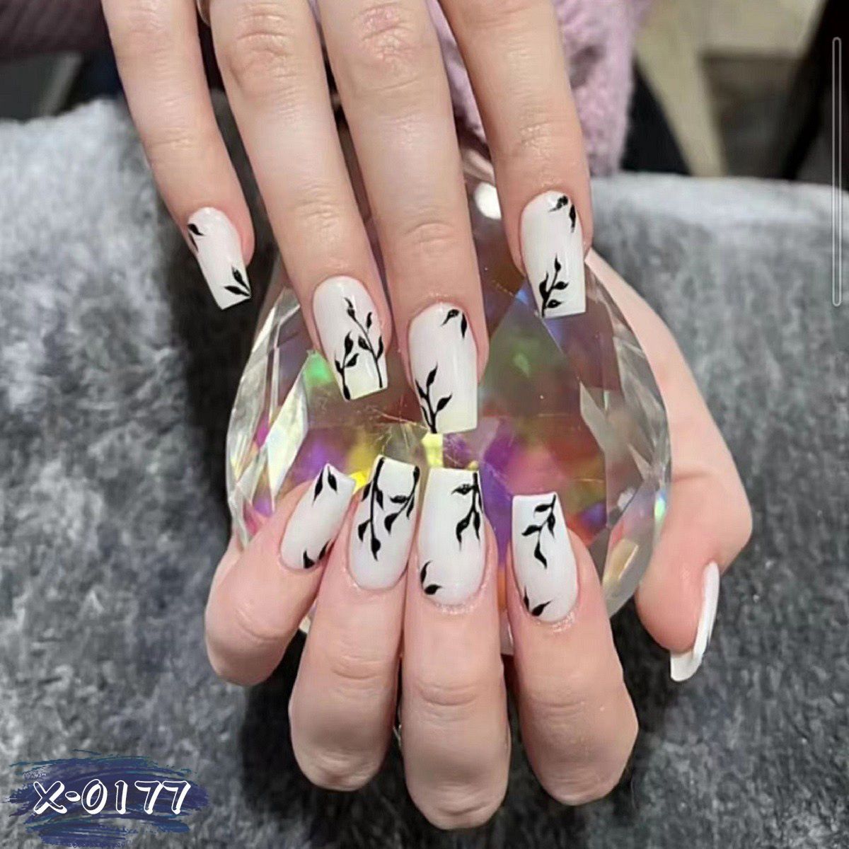 Faux Ongles Blanc avec Fleurs Noires – 12 Capsules + Kit de Pose Inclus