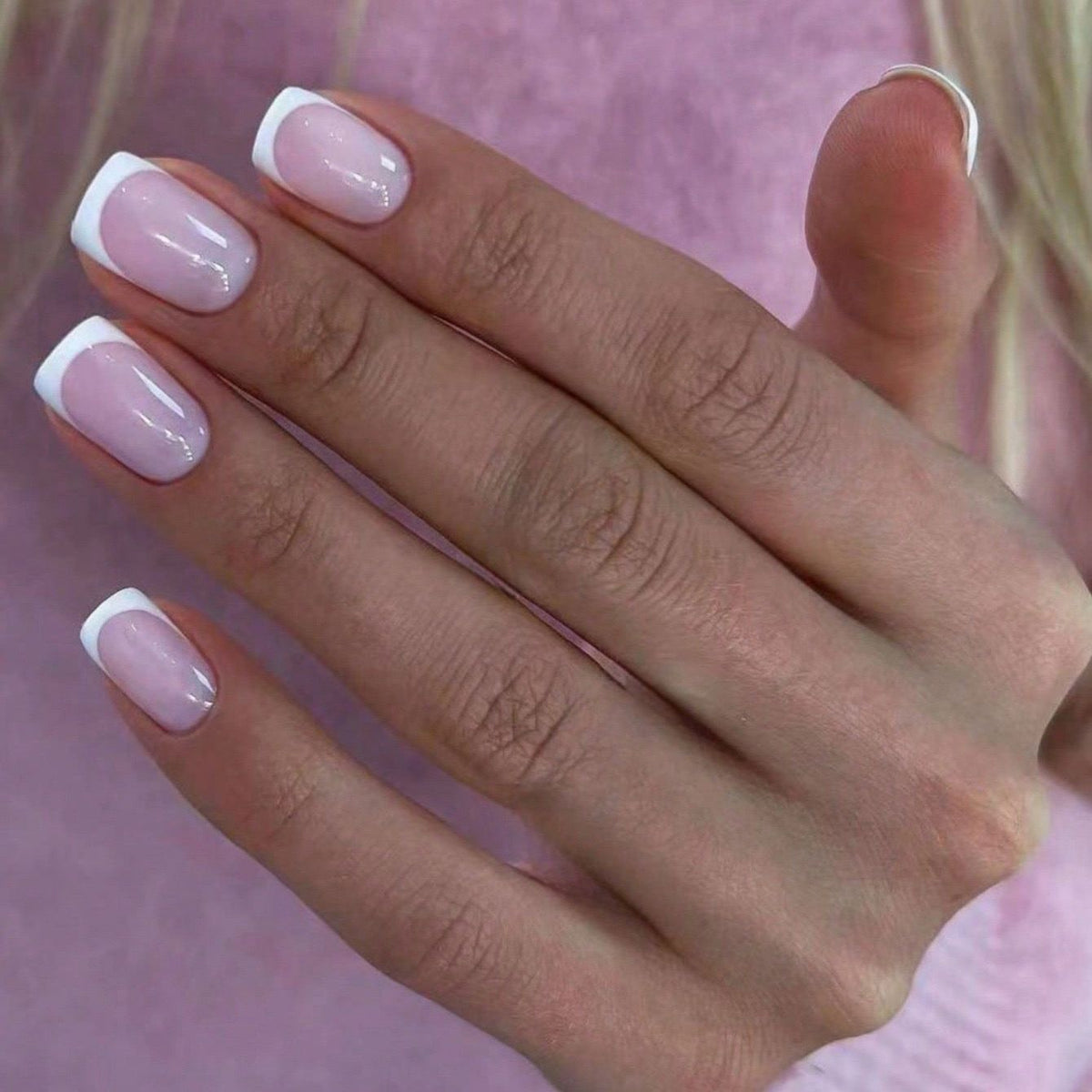 Faux Ongles Rose Clair avec Ligne Blanche – 12 Capsules + Kit de Pose Inclus