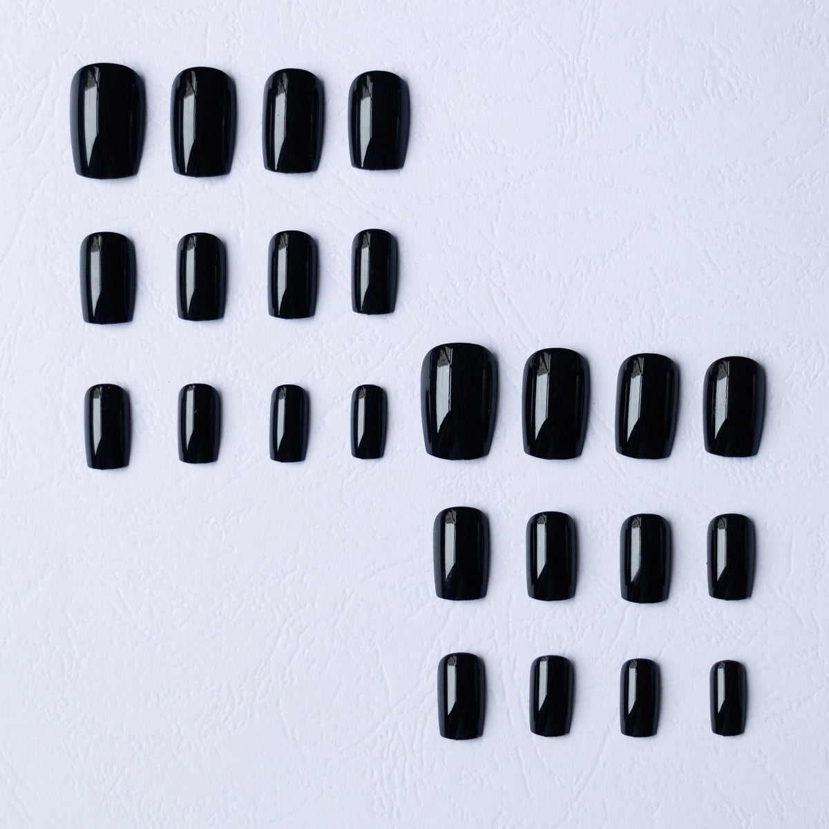 Faux Ongles Noir Velours – 12 Capsules + Kit de Pose Inclus