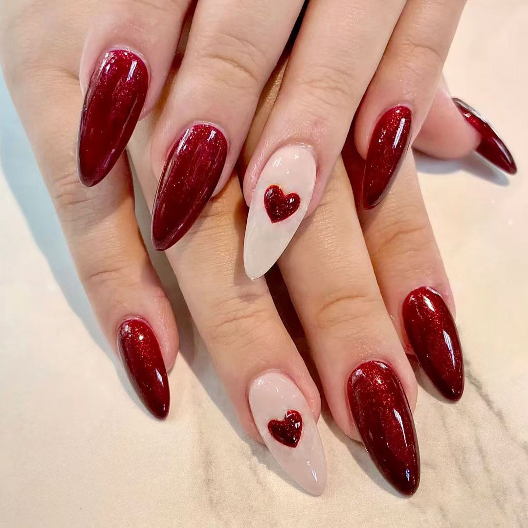 Faux Ongles Rouge Foncé avec Cœur – 12 Capsules + Kit de Pose Inclus