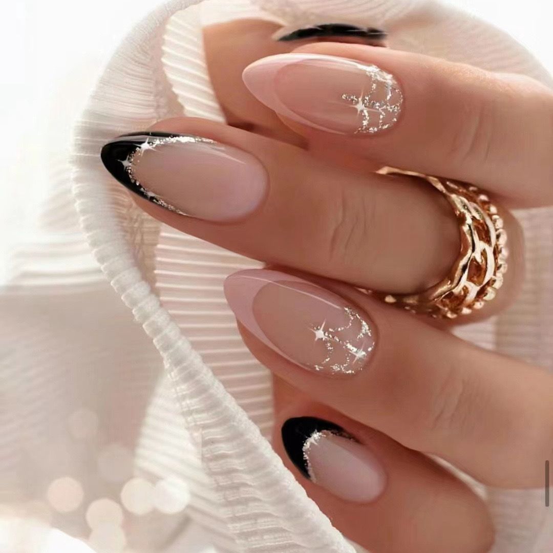 Faux Ongles Rose Clair avec Lignes Noire & Blanche – 12 Capsules + Kit de Pose Inclus